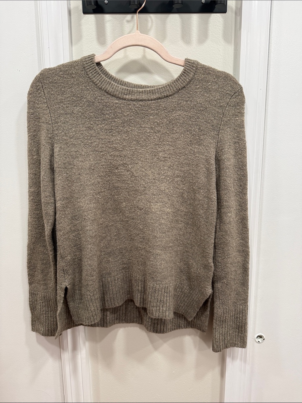 Old Navy Women's Crewneck Sweater in Taupe